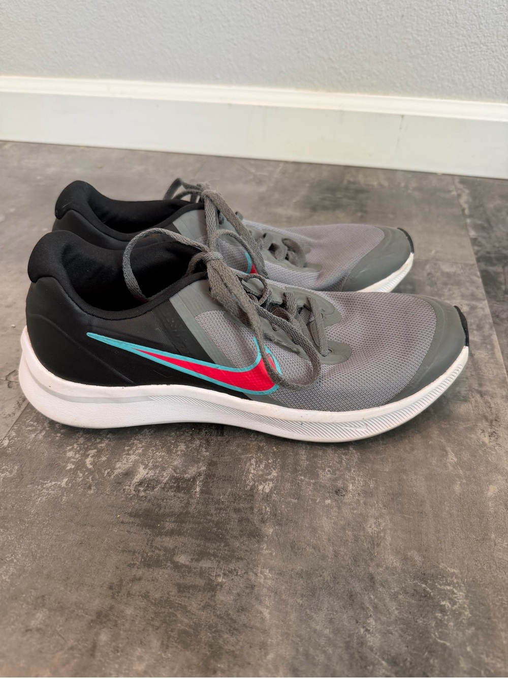 Nike Men’s Gray Athletic Sneakers with Teal & Pink Swoosh